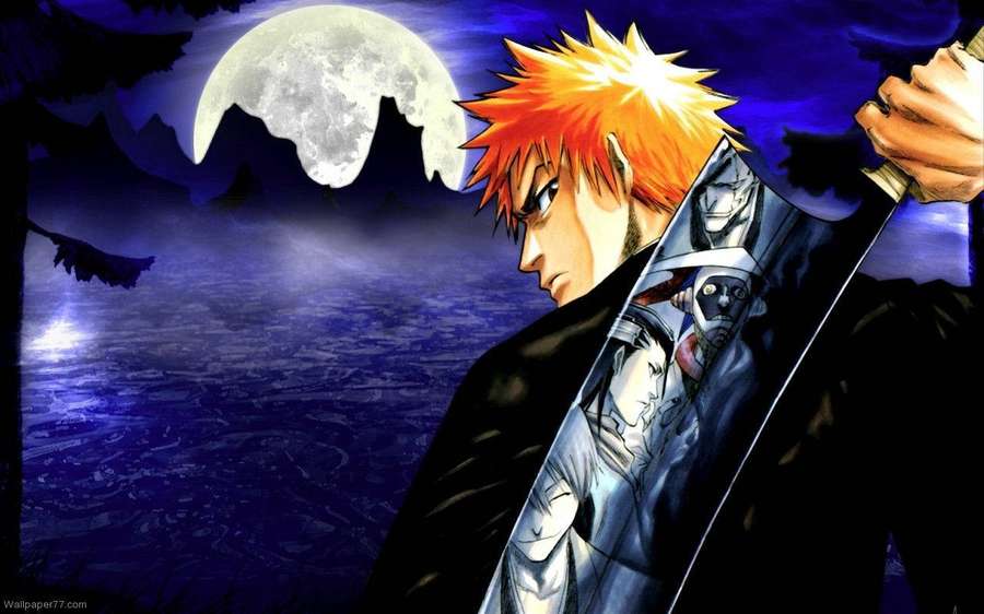 Oranssihiuksinen anime-soturi pitää miekkaa, joka heijastaa aavemaisia kasvoja täysikuun alla. — Bleach Taustakuvat