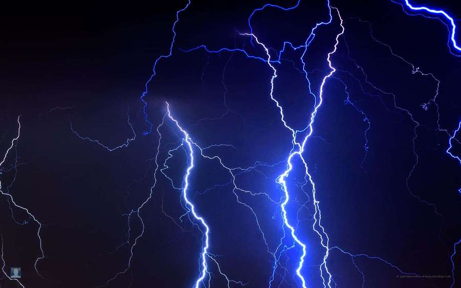 Bright Blue Lightning Against A Stormy Sky — Blue Lightning Background