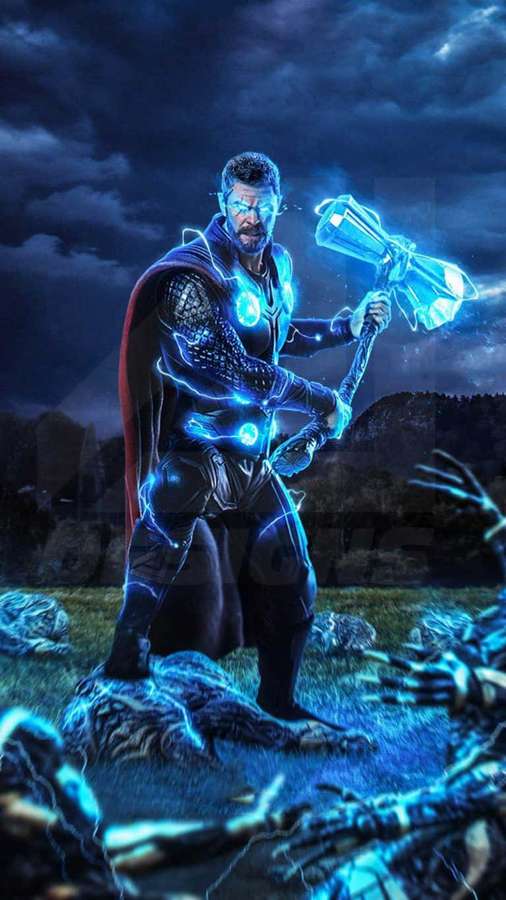 Thor heiluttaa hehkuvaa vasaraa luurankokäsien ympäröimänä myrskyisän yötaivaan alla. — Blue Marvel Taustakuvat