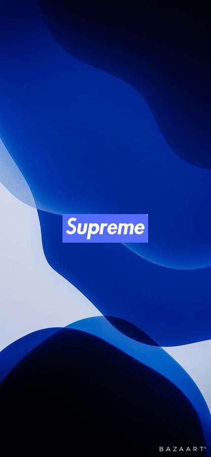 Abstrakter blauer Farbverlauf-Hintergrund mit zentriertem Supreme-Logo. — Blue Supreme Wallpaper