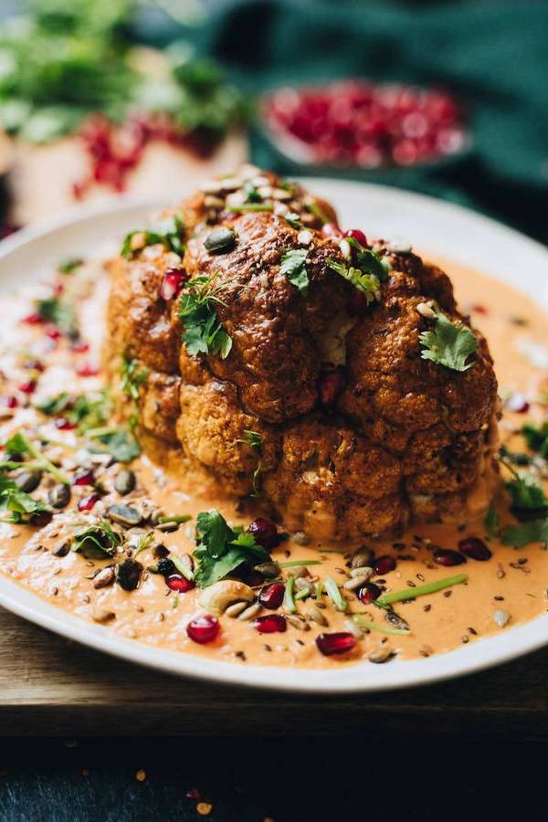 Gerösteter Blumenkohl in cremiger Sauce mit Granatapfelkernen und Kräutern. — Blumenkohl Wallpaper
