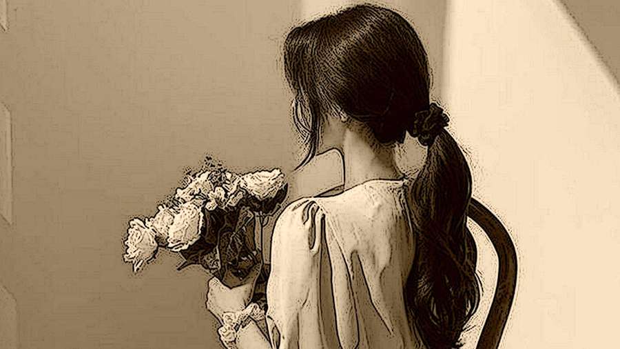 Frau sitzend mit verwelkenden Rosen von hinten gesehen in Sepia-Illustration — Blumenstrauß Wallpaper