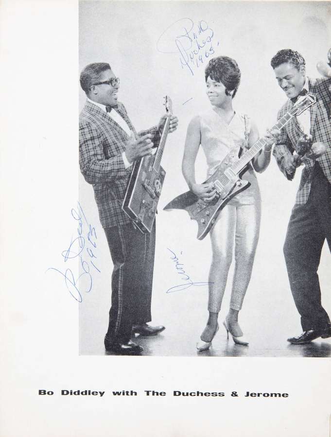 Schwarz-Weiß-Foto von Bo Diddley mit The Duchess und Jerome, die Gitarren halten. — Bob Diddley Wallpaper