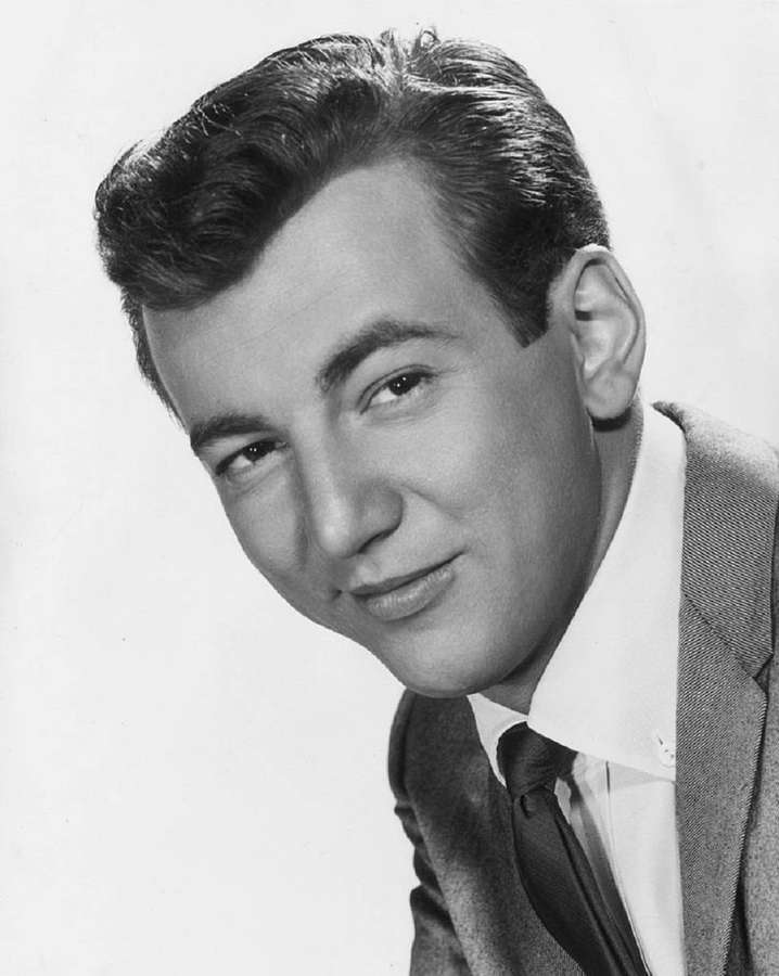Un uomo sorridente in abito e cravatta degli anni '50. — Bobby Darin Sfondi