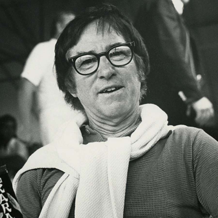 En mand med briller og et håndklæde smiler til kameraet i et ærligt sort-hvidt foto. — Bobby Riggs Wallpapers