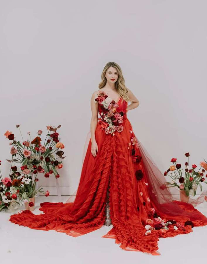Mujer en vestido rojo floral posando con arreglos florales en estudio — Boda Roja Fondos de pantalla