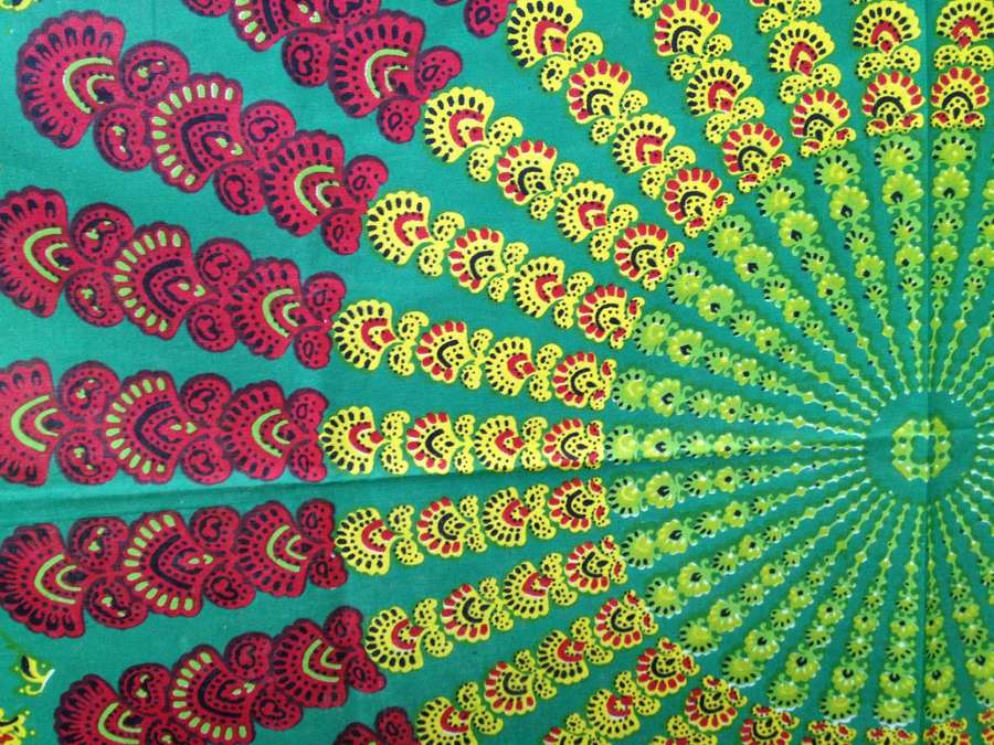 Teal stoff med fargerikt radialt paisley-mønster i rødt, gult og grønt. — Boho Bakgrunner
