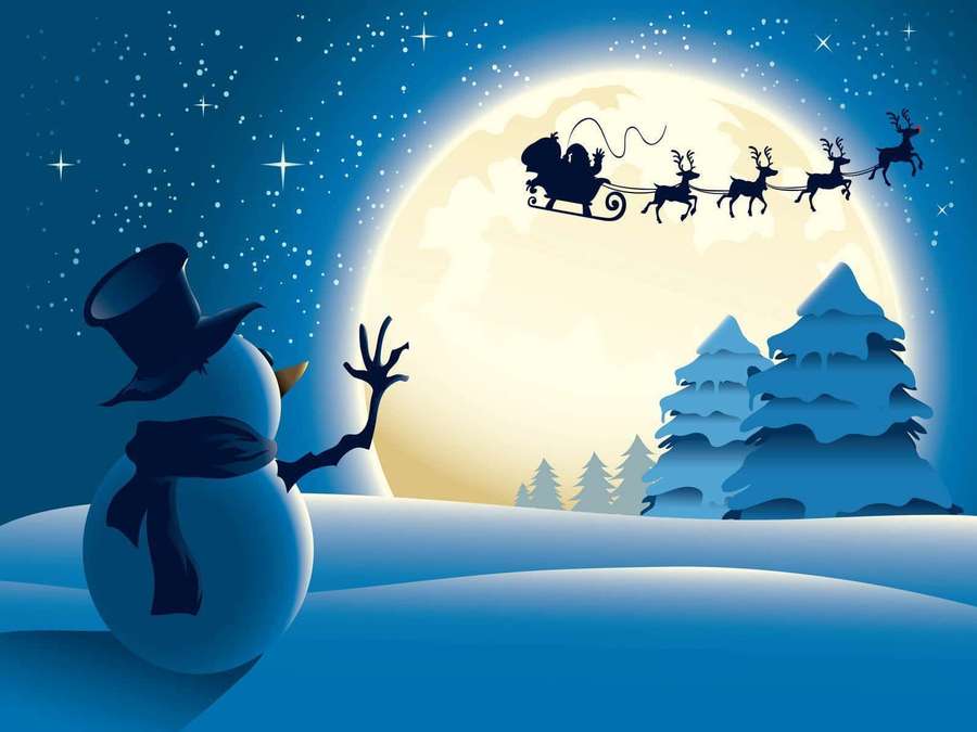 Boneco de neve acena enquanto o trenó do Papai Noel voa passando por uma lua cheia sobre pinheiros nevados. — Boneco de neve Papéis de Parede