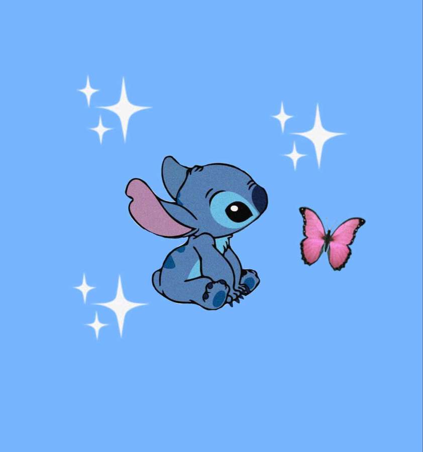 Alienígena azul Stitch observa uma borboleta rosa com brilhos ao redor. — Borboleta Papéis de Parede