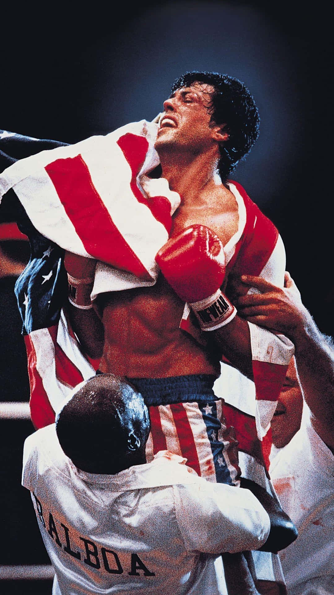 Pugile avvolto in bandiera americana sollevato in vittoria dall'allenatore nel ring di boxe. — Boxe Sfondi