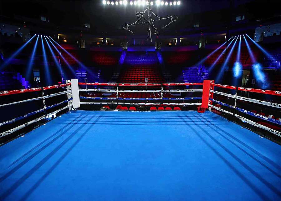 Ring de boxeo vacío bajo focos azules en una arena oscura con asientos rojos. — Boxeo Fondos de pantalla