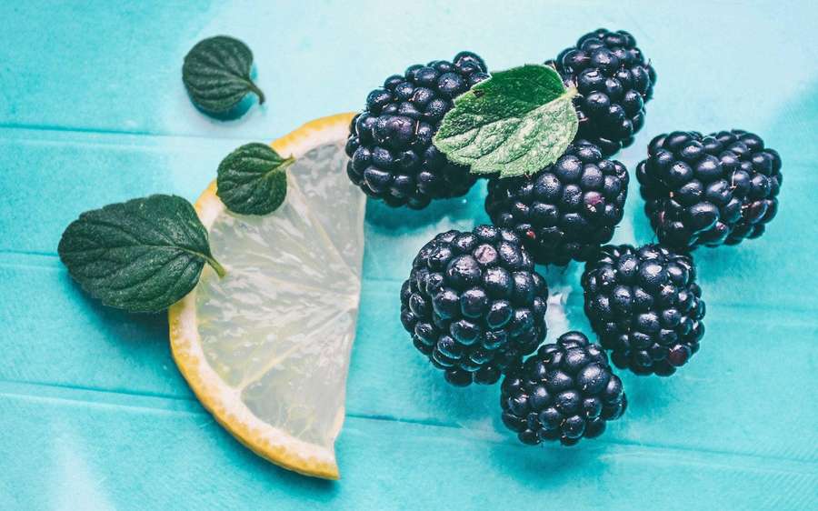 Brombeeren Zitronenscheibe und Minzblätter auf türkisem Holz. — Boysenbeere Wallpaper