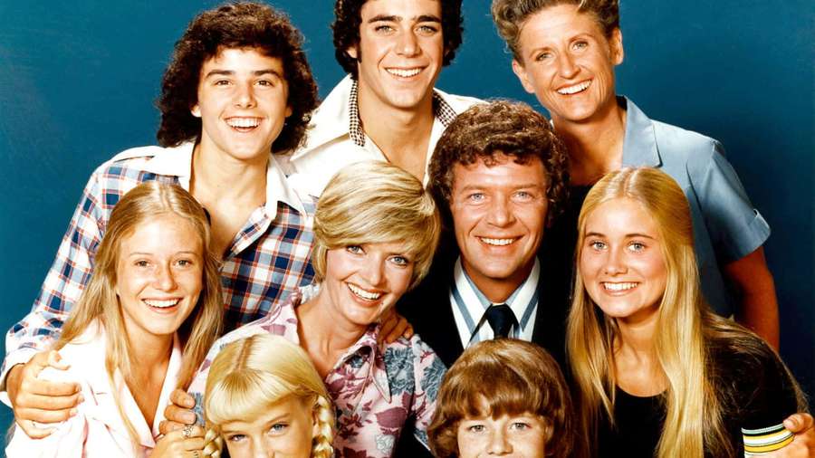 A smiling 1970s family posing together in a studio portrait. — Brady bunch Wallpaper