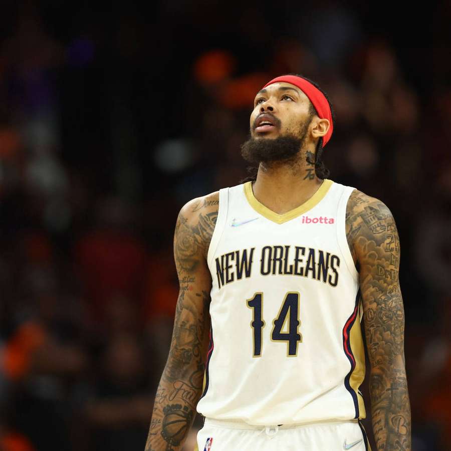 Basketball player in New Orleans jersey with tattoos and red headband looking up during game. — Brandon Ingram Picture