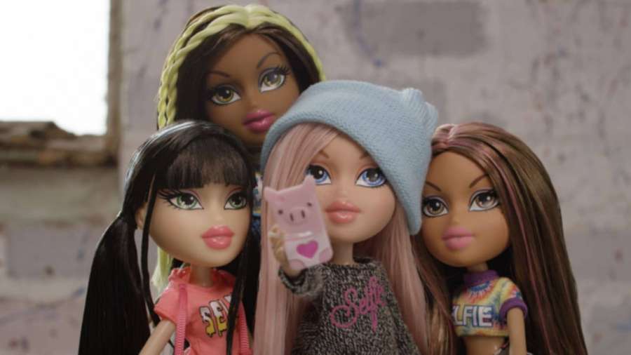 Quattro bambole Bratz che posano per un selfie con un telefono a tema maiale contro un muro di mattoni. — Bratz Sfondi