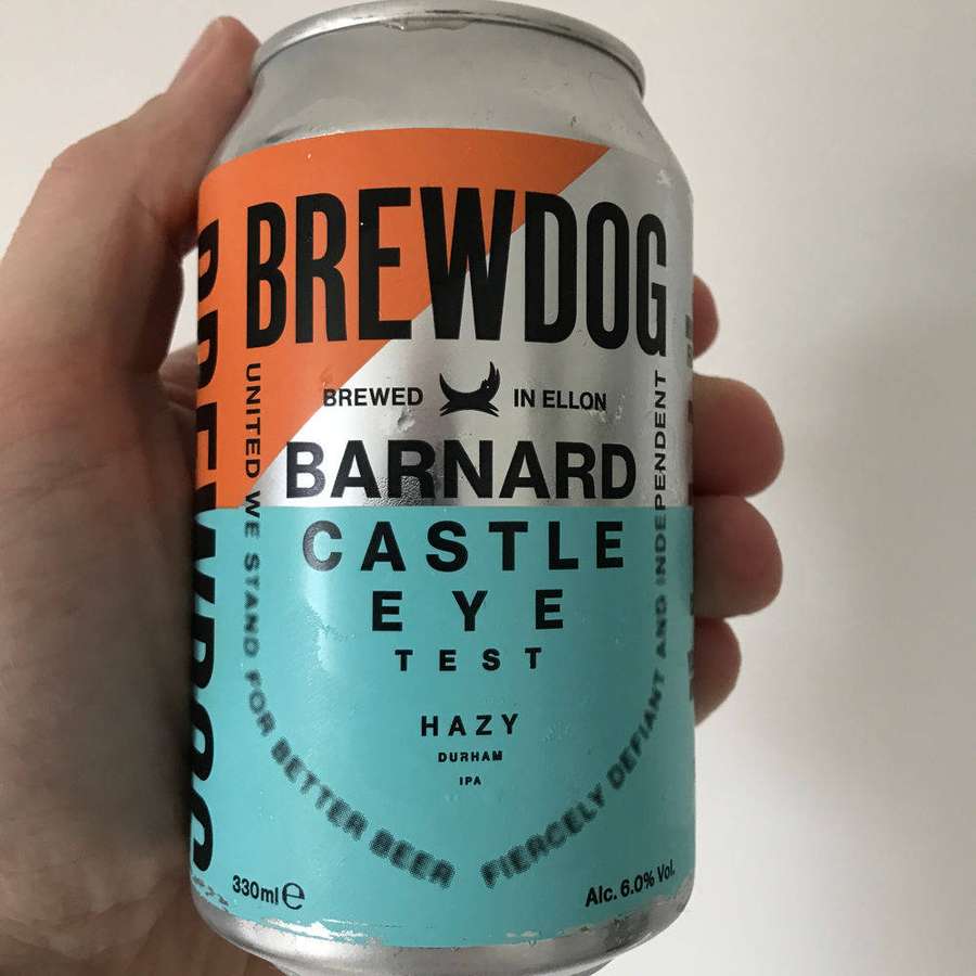 Hand, die eine BrewDog-Bierdose mit orangefarbenem und türkisfarbenem Etikett hält. — Brauhund Wallpaper