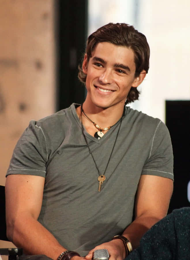 Brenton Thwaites Taustakuva