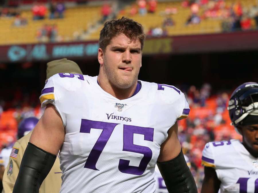 Minnesota Vikings fodboldspiller iført trøje nummer 75 på banen under en kamp. — Brian O'neill Wallpapers