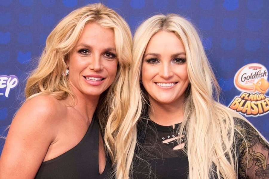 Zwei Frauen lächeln bei einer Goldfish Flavor Blaster-Werbeaktion. — Britney Spears Bilder