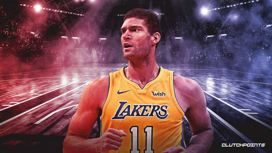 Basketballspieler in Lakers-Trikot rennt auf Spielfeld unter Stadionlichtern. — Brook Lopez Bilder