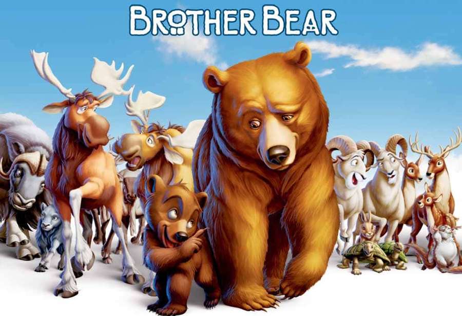 Ein großer Bär und ein kleiner Bär mit Elchen und anderen Tieren in verschneiter Waldszene. — Brother Bear Bilder