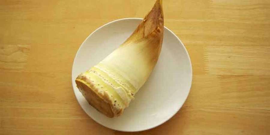 Broto de bambu fresco em prato branco sobre superfície de madeira — Brotos de bambu Papéis de Parede