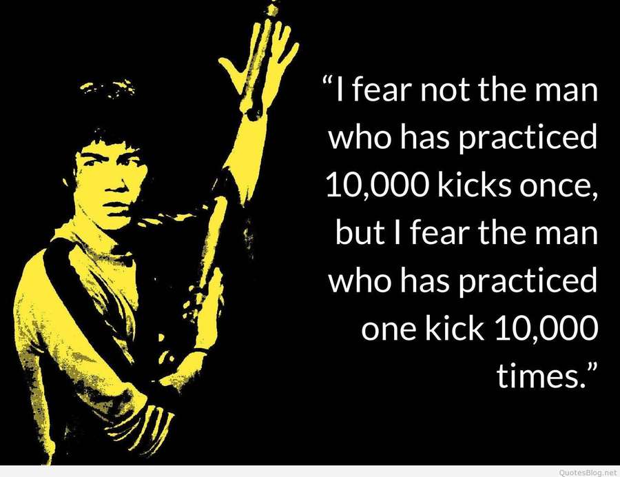 Bruce Lee in gelber Silhouette mit Zitat über das Üben eines Tritts 10000 Mal — Bruce Lee Bilder