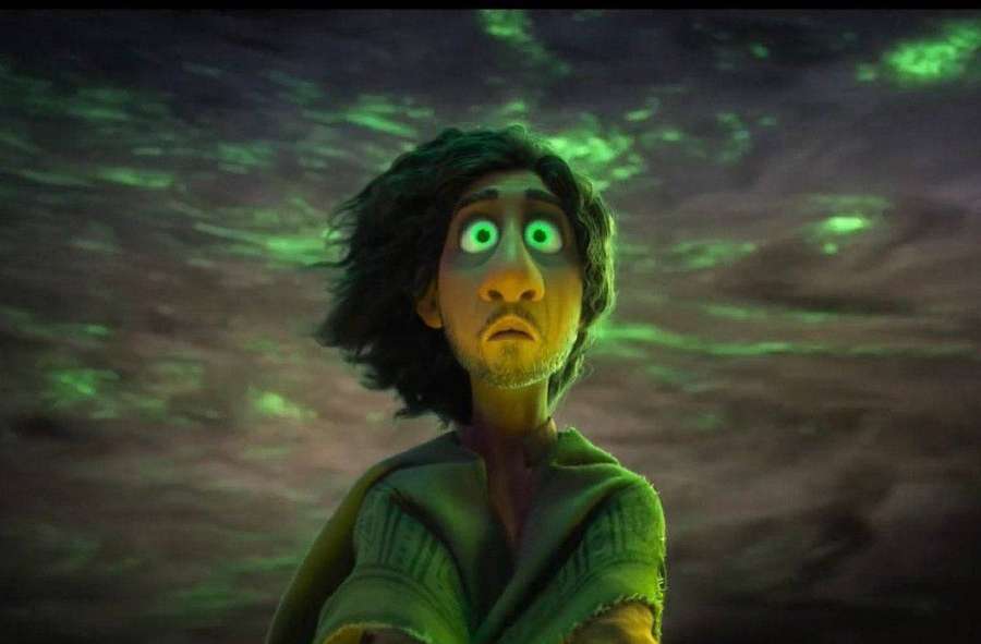 Young man with glowing green eyes looking up in wonder underwater — Bruno Madrigal Wallpaper