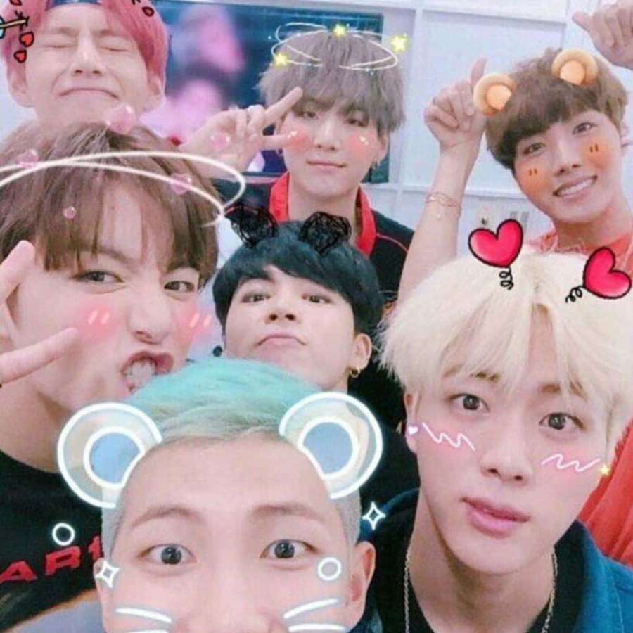 Sieben junge Männer mit buntem Haar und verspielten digitalen Filtern, die für ein Selfie posieren. — Bts Lustige Bilder Wallpaper