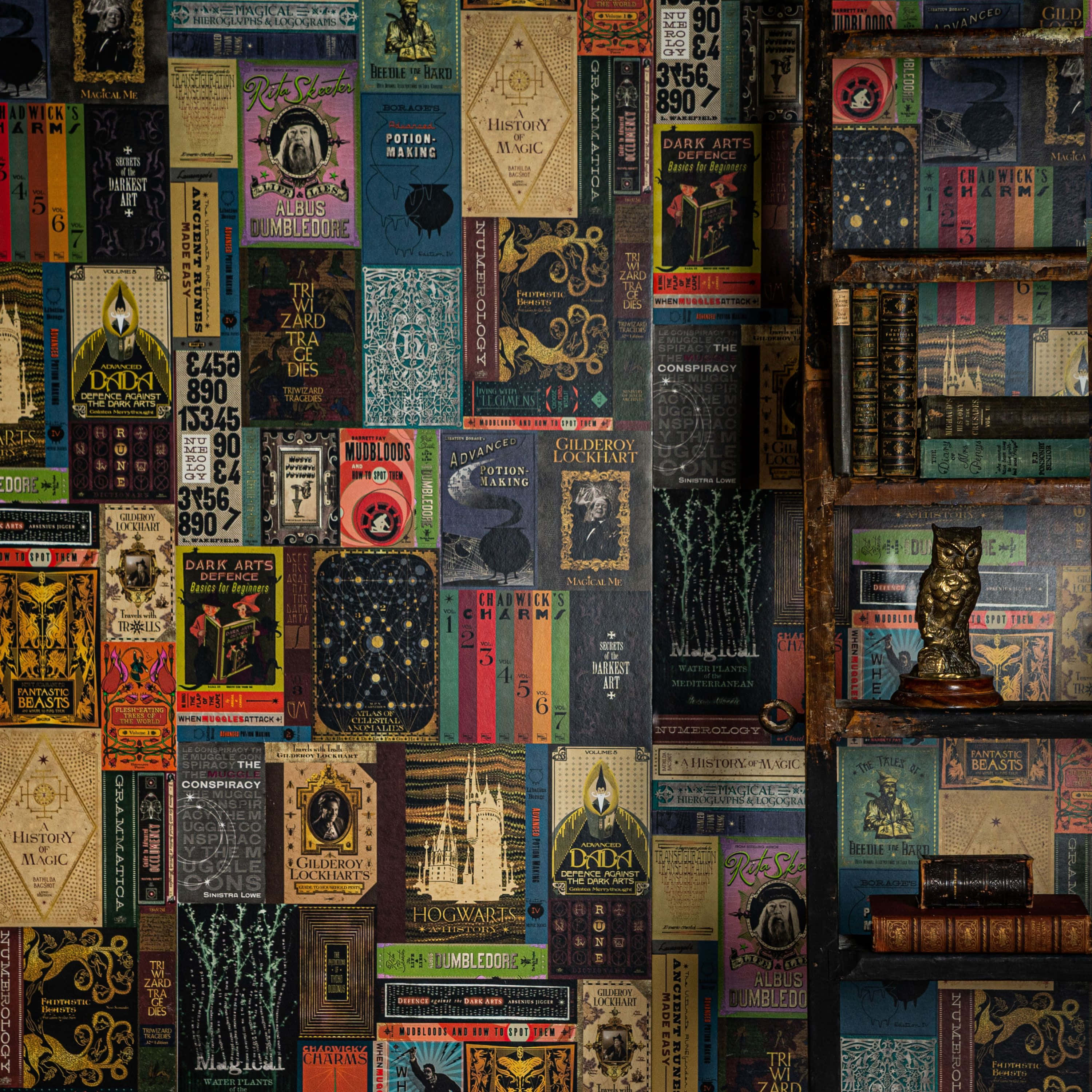 Wallpaper Collage von Harry Potter-Buchumschlägen und Regalen mit einer Eulenfigur. — Buchumschlag Wallpaper