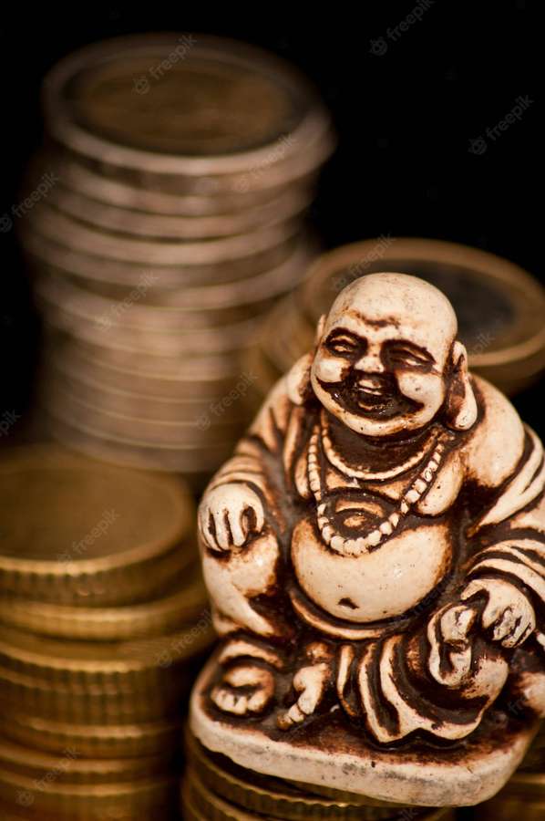Estátua de Buda sorridente cercada por pilhas de moedas de ouro. — Buda rindo Papéis de Parede