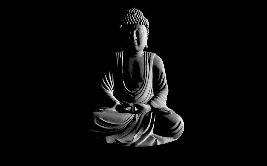 En rolig Buddha-statue i meditation mod en sort baggrund. — Buddha 3d Wallpapers