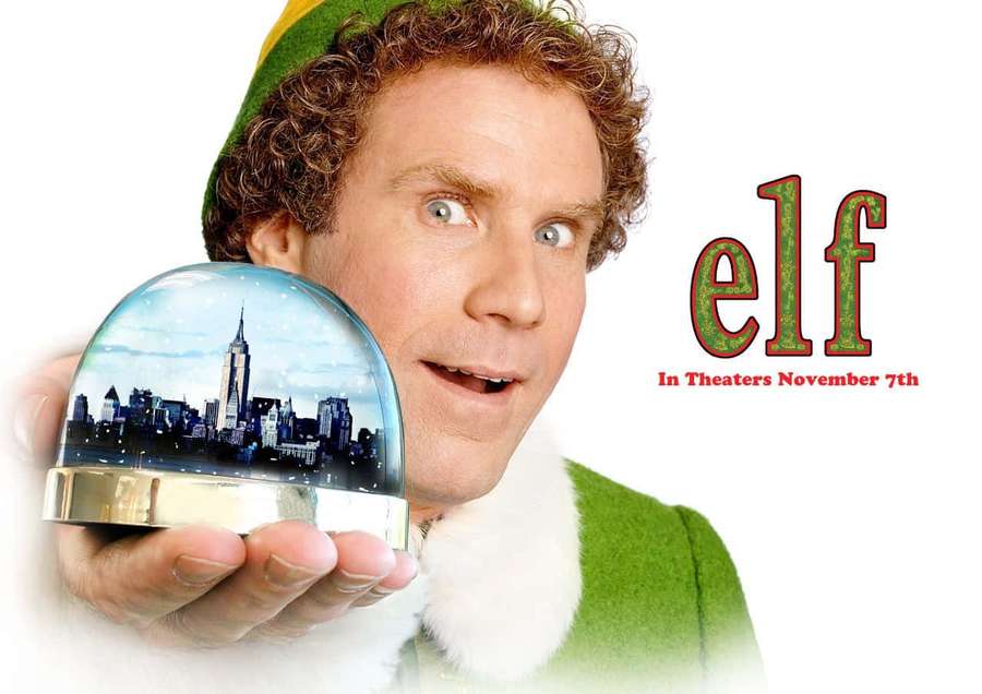 Man klädd som tomte håller en snöglob med en stadssilhuett inuti. — Buddy The Elf Bakgrundsbilder