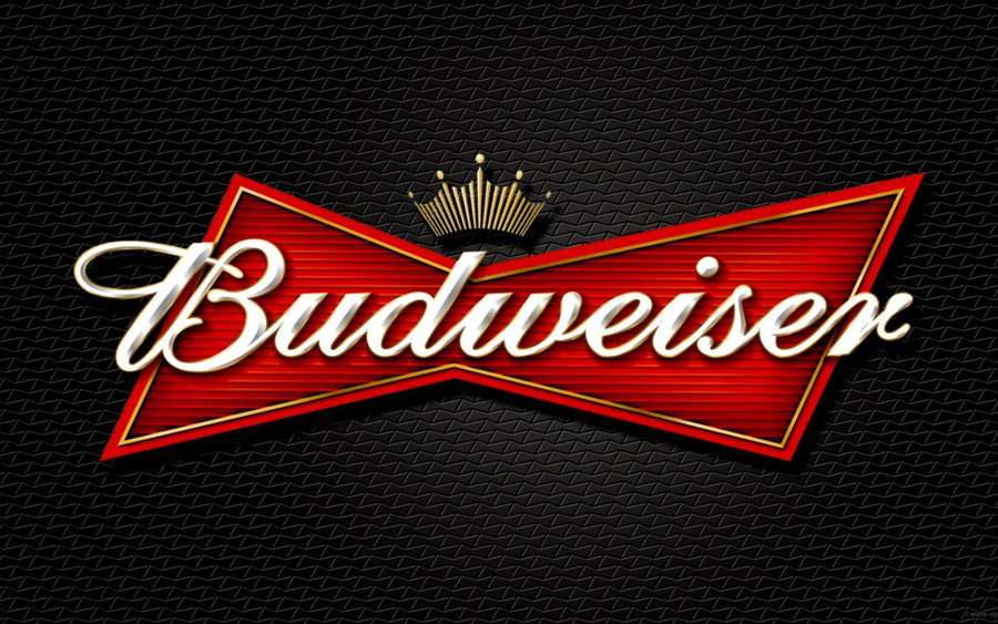 Logo Budweiser con papillon rosso e corona dorata su sfondo nero strutturato. — Budweiser Sfondi