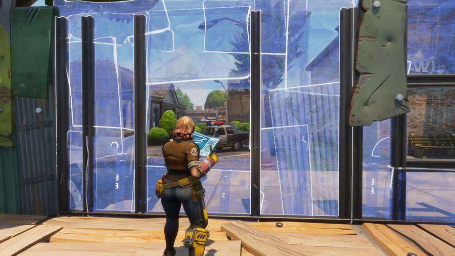 Fortnite-hahmo katsoo rikkinäisen lasisen liikkeen edestä esikaupunkikadulle pysäköidyn auton kanssa. — Building Game Taustakuvat