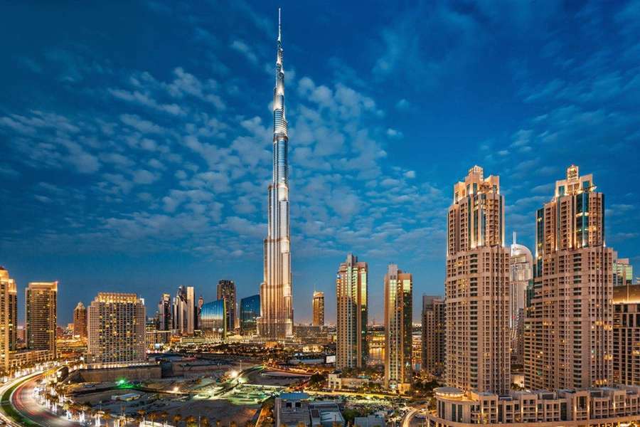 Dubai Skyline bei Nacht mit dem Burj Khalifa und umliegenden beleuchteten Wolkenkratzern. — Burj Khalifa Bilder