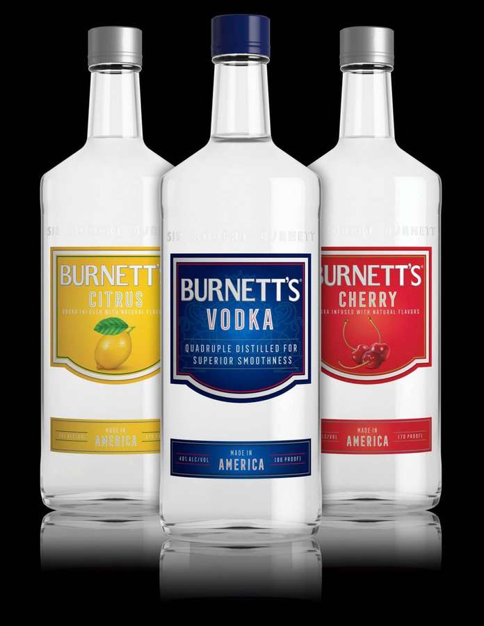 Tre Burnett's vodkflaskor med citrus-, körsbärs- och vanlig smak på en svart reflekterande yta. — Burnetts Bakgrundsbilder