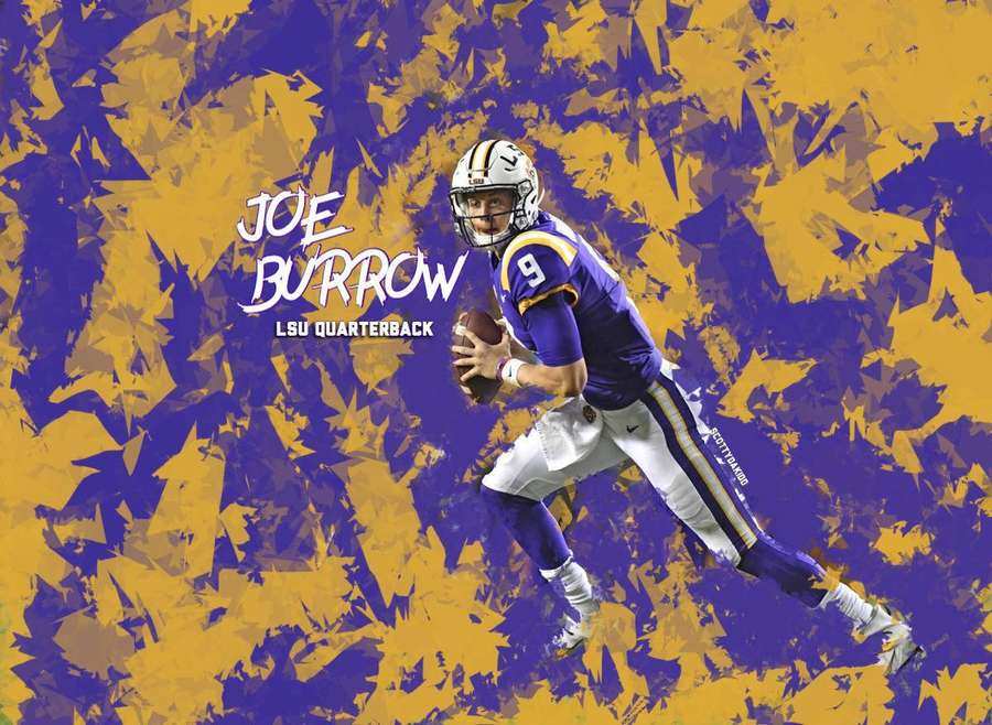 Joe Burrow in uniforme da football dell'LSU lancia un passaggio con sfondo astratto viola e oro. — Burrow Sfondi
