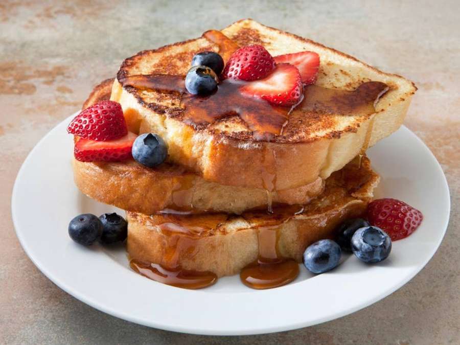 Gestapelter French Toast mit Sirup und Beeren auf einem weißen Teller. — Buttermilch Wallpaper
