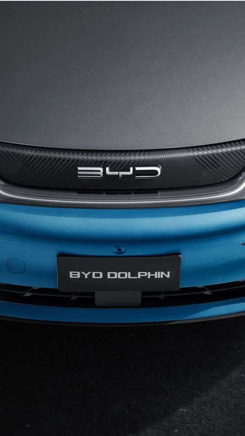 Blå BYD Dolphin bilfrontgrill med karbonfiber og kromdetaljer. — Byd Logo Bakgrunner