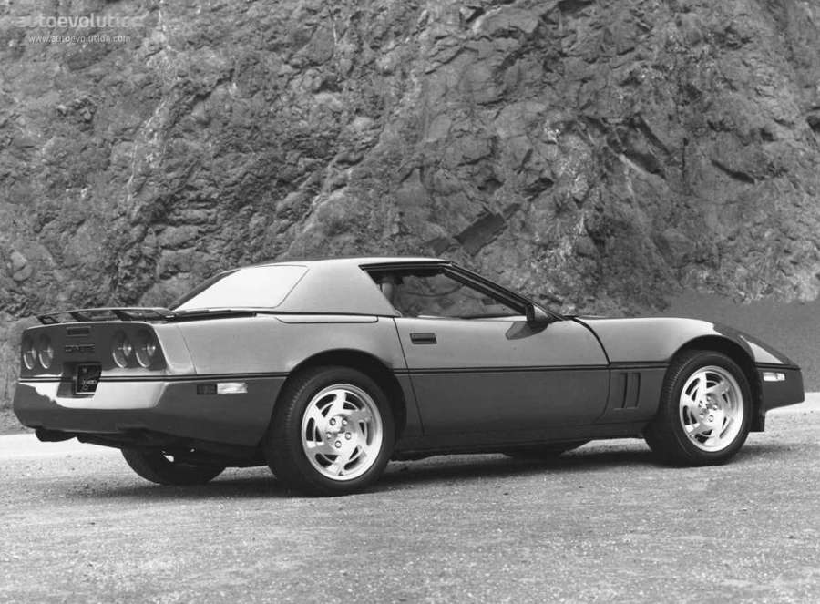 Klassisches Cabrio-Sportauto auf Kies vor einer Felswand. — C4 Corvette Bilder