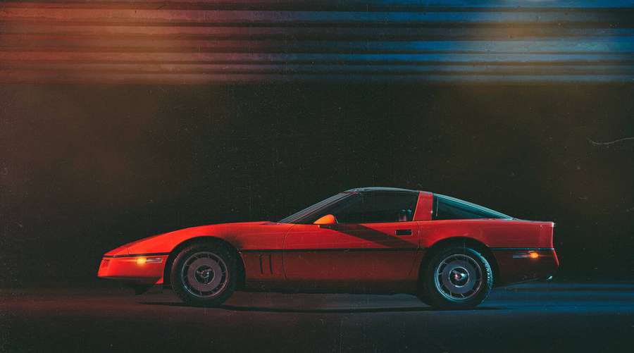 Roter Oldtimer-Sportwagen rast durch neonbeleuchtete Nacht mit Bewegungsunschärfe-Streifen. — C4 Hintergrundbild