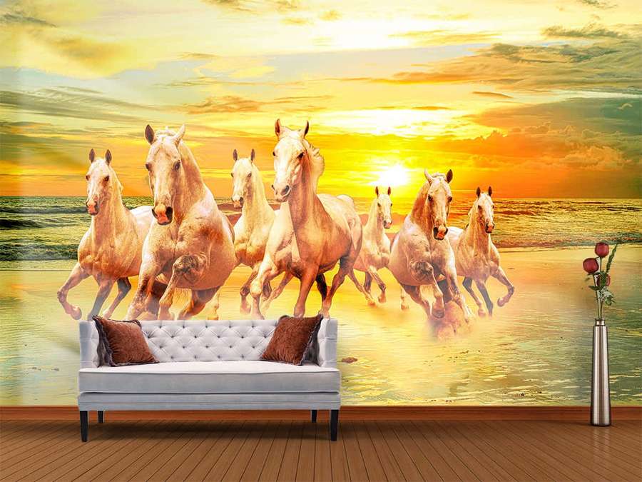 Sala de estar con sofá frente a un mural de playa al atardecer de caballos blancos corriendo. — Caballo corriendo Fondos de pantalla