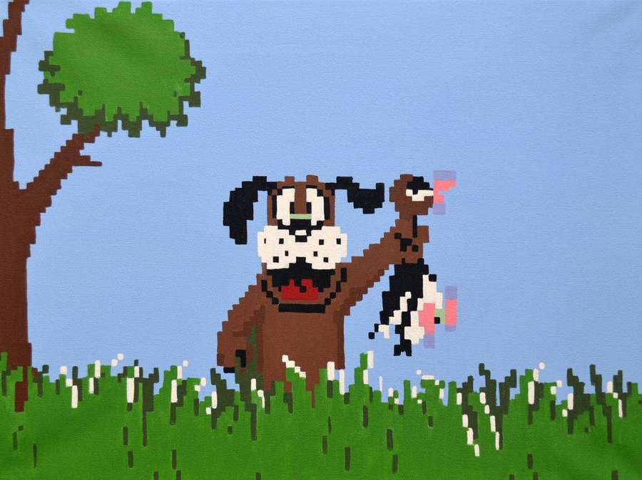 Um cão marrom pixelizado segurando um pequeno cão preto e branco em um campo gramado. — Caça ao pato Papéis de Parede