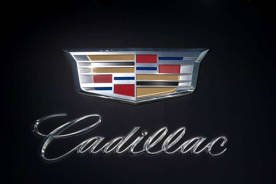 Cadillac-Logo mit Schildemblem und kursiver Schrift auf schwarzem Hintergrund. — Cadillac Bilder