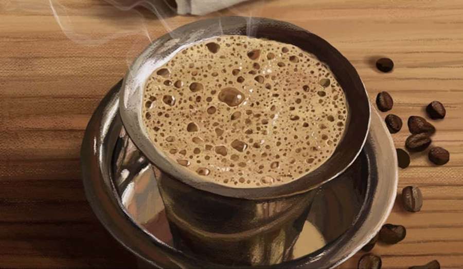 Café caliente en taza de metal con vapor ascendente y granos de café esparcidos cerca. — Café marrón Fondos de pantalla