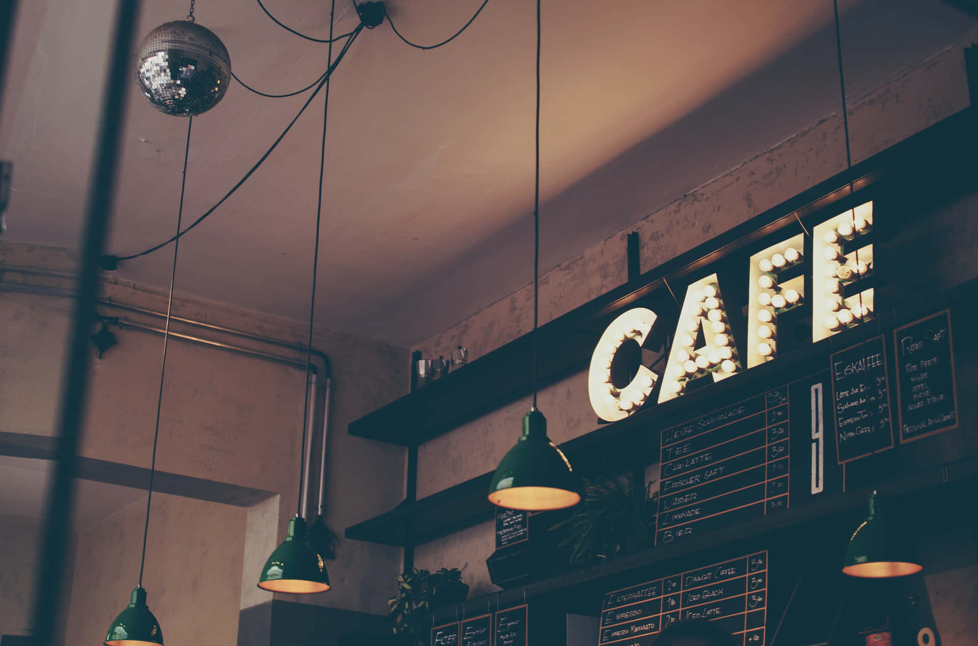 Mysigt café med glödande skylt och hängande gröna lampor — Cafe bakgrund Bakgrundsbilder