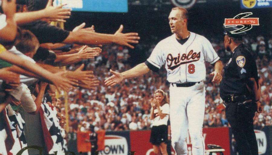 Baseballspieler in Orioles-Uniform schüttelt jubelnden Fans im Stadion die Hände. — Cal Ripken Junior Wallpaper