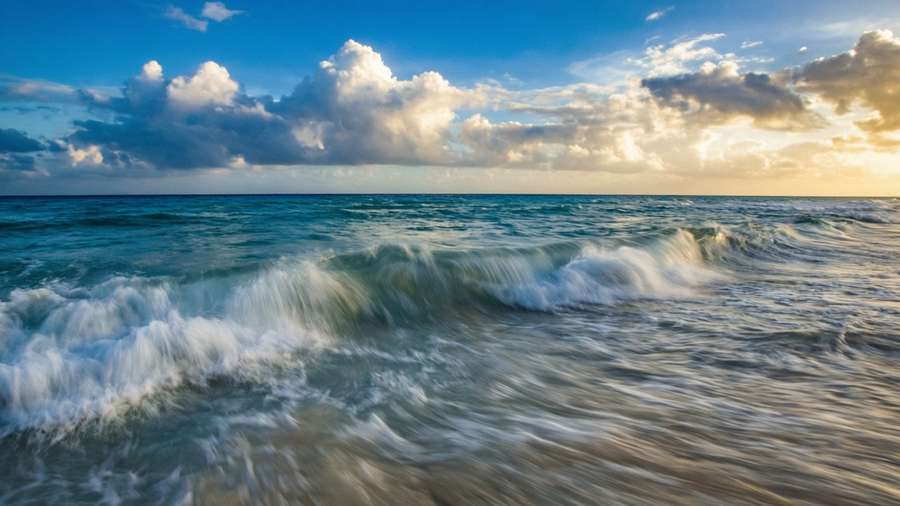 Dramatic long exposure of waves at Playa Delfines in Cancun. — Cancun Mexico Picture