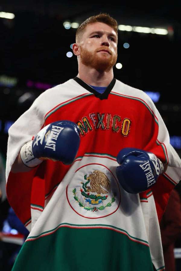 Boxer mit mexikanischem Flaggentrikot und blauen Handschuhen im Boxring — Canelo Alvarez Bilder